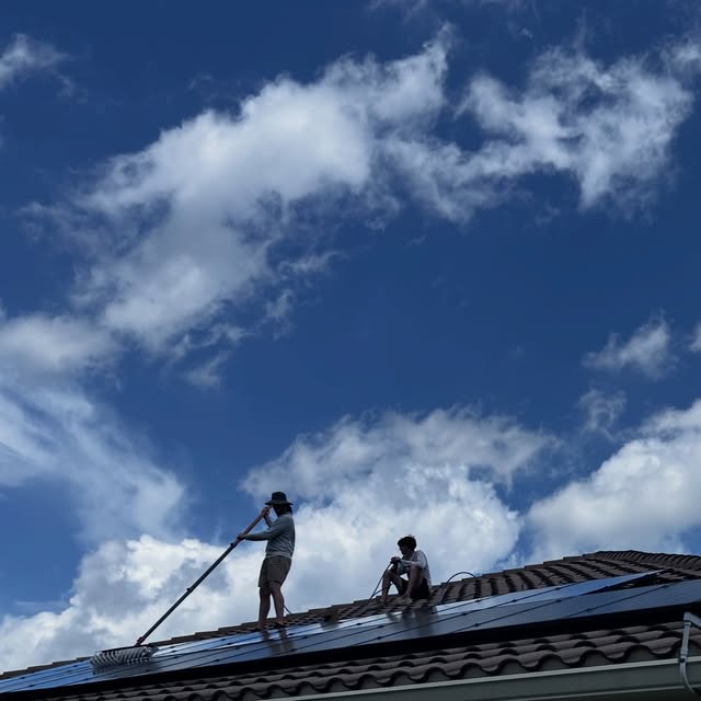 Service Solar Pros crew on a roof in Clermont